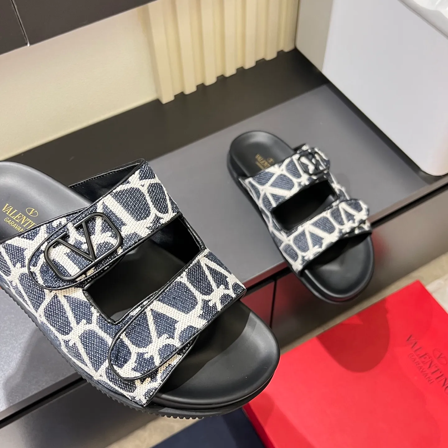 p300《VALENTINO》Warren Men🧍‍♂️Spring and Summer New Style. Cowhide logo flat slippers, elegant sandals, the same style worn by celebrities, original molding, imported calfskin. Rubber outsole. Soft and durable, full set of counter packaging, 38-44!